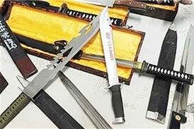 دستگیری زن قمه به دست توسط پلیس