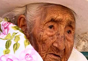 پیرزن 118 ساله‌ای که گیتار می‌نوازد!