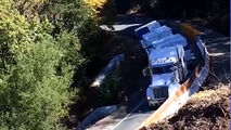 سقوط تریلی به داخل دره!
