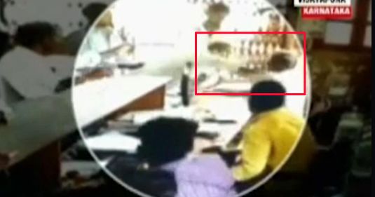 لحظه سیلی زدن مشتری به کارمند بانک! 