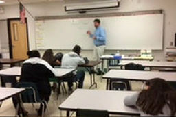 واکنش عجیب و دیدنی یک معلم به خوابیدن یکی از شاگردانش!