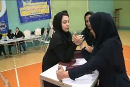 مچ انداختن زنان با یکدیگر در شهرکرد + فیلم
