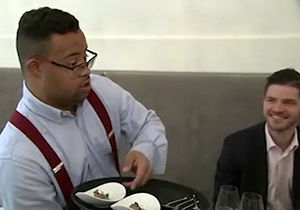 پذیرایی از مشتریان یک رستوران توسط افراد دارای سندروم داون