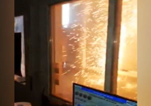 جرقه‌های کنتور برق فشار قوی، شبیه به چهارشنبه سوری! 