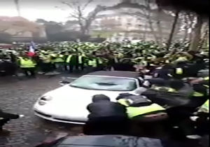 چپ کردن یک پورشه به دست معترضان فرانسوی