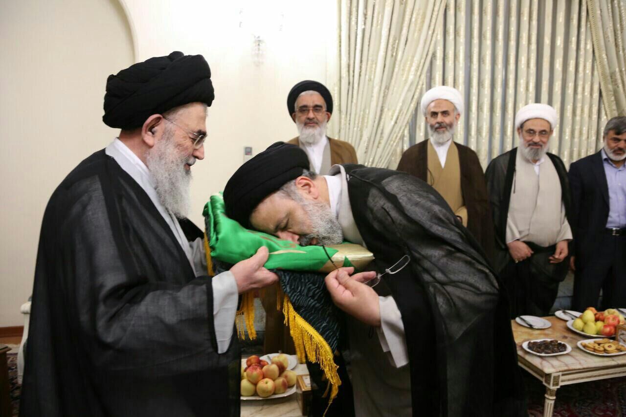 آیین اهداى پرچم آستان قدس رضوى به ٥٠٠ هیات مذهبی کشور و جهان اسلام!