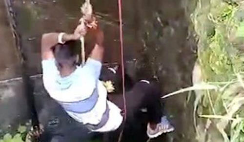 جوانی که برای نجات یک مار جان خود را به خطر انداخت