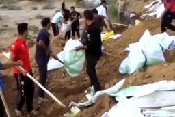 تلاش سه ساعته جوانان خوزستان برای ساخت سیل‌بند