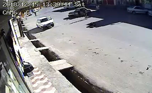 پرت شدن راکب موتورسیکلت پس از برخورد با پراید