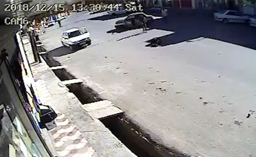 پرت شدن راکب موتورسیکلت پس از برخورد با پراید