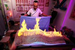 ماساژ درمانی حیرت‌انگیز ماساژور مصری با آتش!
