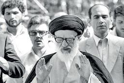 لحظاتی از اولین نمازجمعه پس از انقلاب به امامت آیت‌الله طالقانی