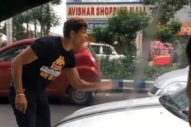 ببینید این راننده چطور عمدا مردی را زیر می‌گیرد!