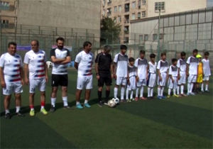 رقابت صمیمانه پیشکسوتان تیم فوتبال استقلال با کودکان کار