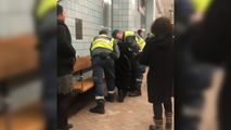 رفتار وحشیانه پلیس مترو با زن باردار!