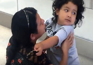 کودک مهاجری که پس از مدت‌ها جدایی از خانواده، مادرش را نمی‌شناسد!