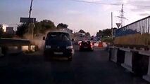 
تصادف شاخ به شاخ پس از برخورد خودروی ون با جدول کنار جاده + فیلم