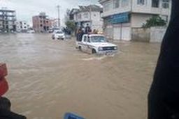 وقتی دخترک سیل زده، غذایش را به امدادگران تعارف می‌کند 