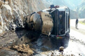 سرقت خطرناک سوخت از تانکر واژگون شده در زاهدان