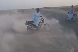 تصادف دردناک حین انجام حرکات نمایشی با موتور