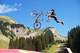 انجام حرکتی خارق العاده با دوچرخه+ فیلم 