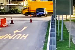 پرتاب شدن کارگران از قسمت بار کامیون، پس از تصادف دو خودرو