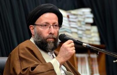 روحانی که بدون عمامه در مناطق سیل‌زده بیل به دست گرفت