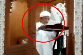 لحظه مرگ امام جماعت حین سخنرانی روی منبر