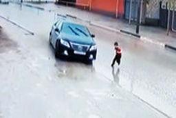 نجات معجزه‌آسای کودک از تصادف