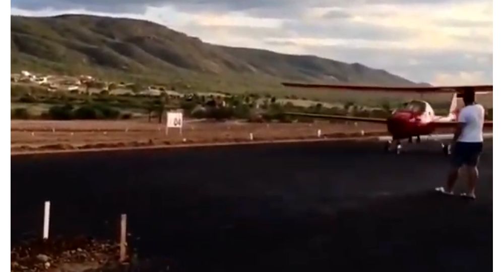 برخورد هواپیما با یک تماشاچی حین برخاستن!