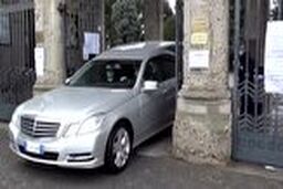 صف کشیدن خودروهای نعش کش در قبرستان‌های ایتالیا پس از شیوع کرونا 