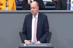 سکته نماینده مجلس آلمان هنگام سخنرانی 