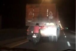 اقدام عجیب و خطرناک موتورسوار در جاده!