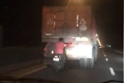 اقدام عجیب و خطرناک موتورسوار در جاده!