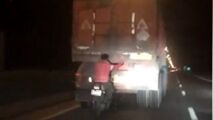 اقدام عجیب و خطرناک موتورسوار در جاده!