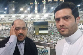  بازخوانی تیتراژ یوسف پیامبر توسط کریم منصوری در جوار کعبه +فیلم