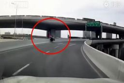 آخرین لحظات زندگی موتورسوار پیش از برخورد مرگبار با دیواره پل