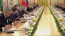 نقاشی کشیدن آقای وزیر در یک جلسه بین المللی