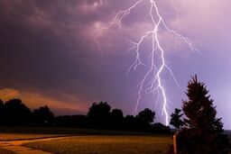 لحظه برخورد صاعقه با دکل برق