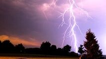 لحظه برخورد صاعقه با دکل برق