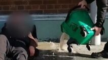 رفتار غیرانسانی ماموران راه آهن با مرد بی خانمان!