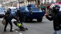 رفتار خشونت آمیز پلیس فرانسه با زن معترض او را تا مرز خفگی پیش برد