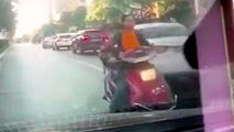 تصادف دلخراش موتور با کامیون به دلیل خلاف رفتن در خیابان