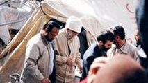 ویدئویی کمتر دیده شده از دیدار رهبر انقلاب با مردم زلزله زده بم 