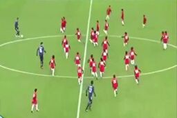 فوتبال بازی کردن سه فوتبالیست حرفه‌ای با ۱۰۰ کودک!