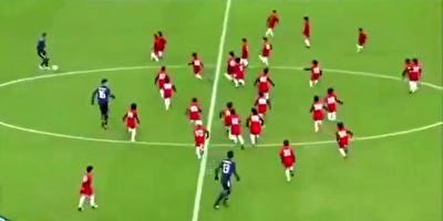 فوتبال بازی کردن سه فوتبالیست حرفه‌ای با ۱۰۰ کودک!