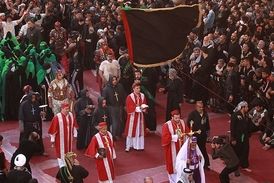 اظهار ارادت و بوسیدن خاک آستان امام حسین(ع) توسط روحانیون مسیحی