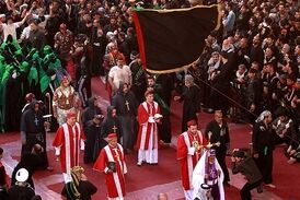 اظهار ارادت و بوسیدن خاک آستان امام حسین(ع) توسط روحانیون مسیحی