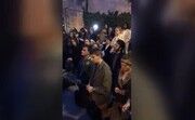 دعای مسیحیان پاریس برای کلیسایی که در آتش می‌سوزد