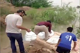 تلاش مردم برای رساندن غذا به جزایر محاصره شده در آب